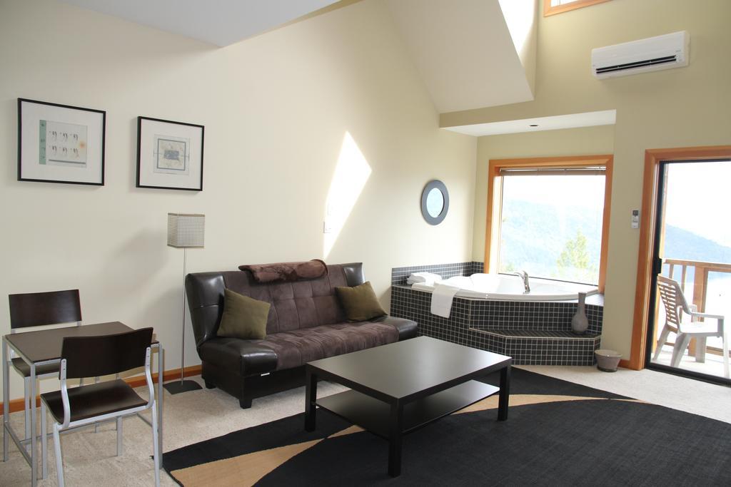 Moon Water Lodge Malahat Luaran gambar