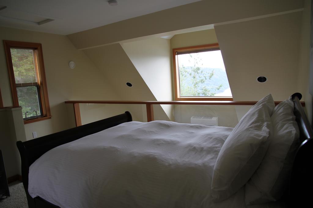 Moon Water Lodge Malahat Luaran gambar